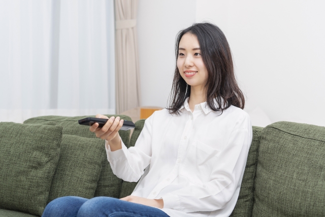 リモコン操作をする女性