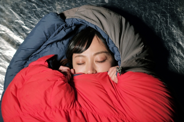 快適に眠っている女性