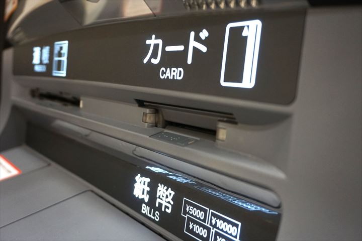 銀行のATM