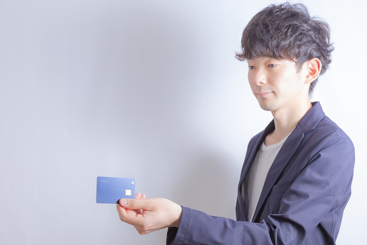 クレジットカードで支払う男性