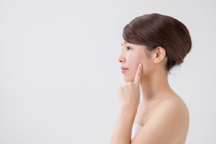 ニキビに悩む女性