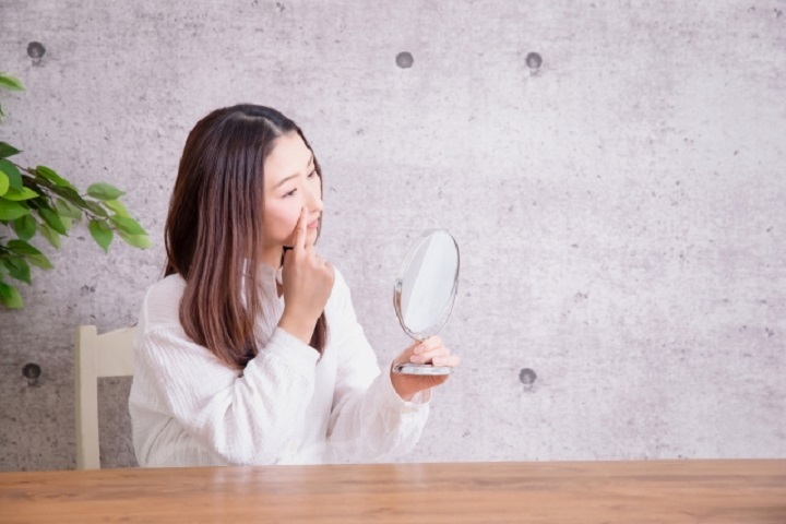 毛穴汚れを気にする女性