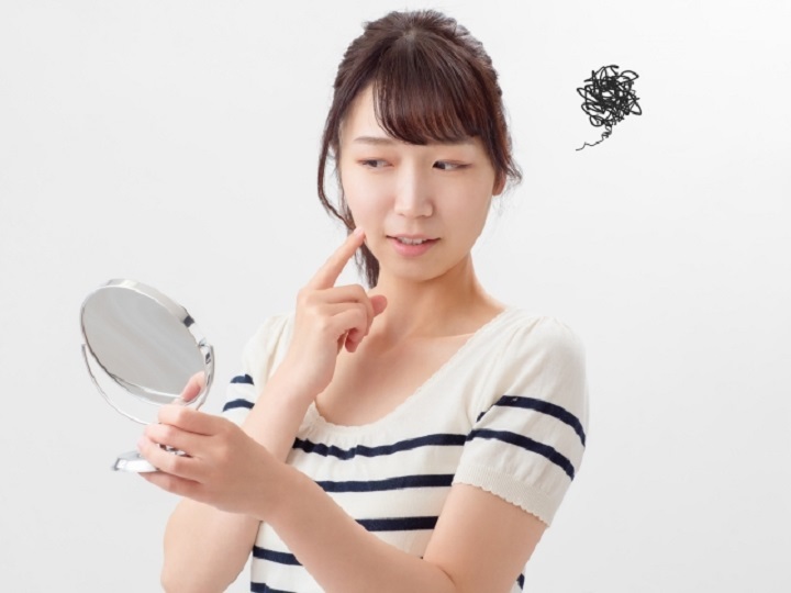 ニキビを気にする女性