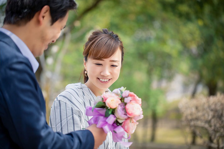 女性に花束を贈る男性