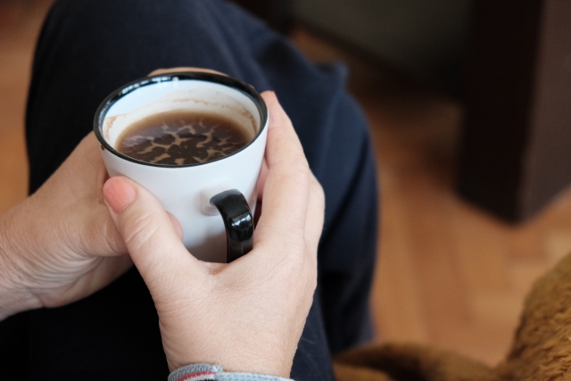 自宅でコーヒーを楽しむ女性の手