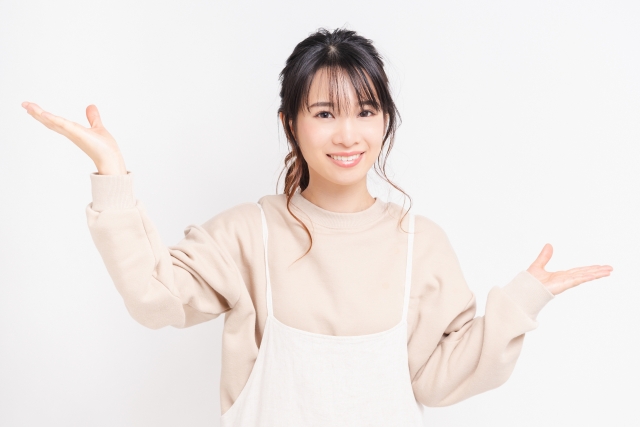 紹介をする女性