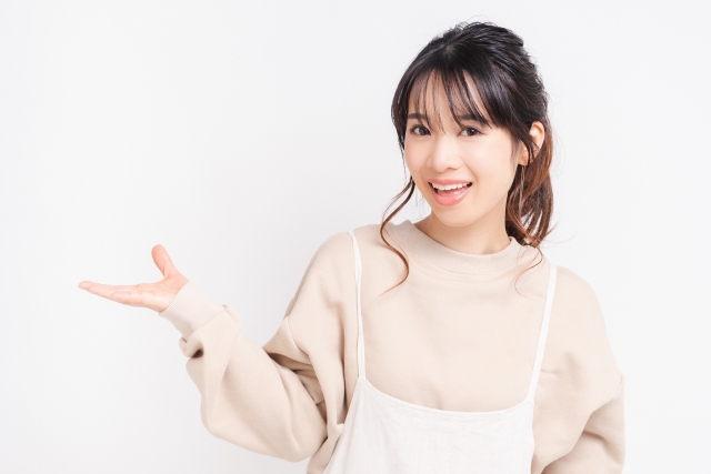 説明する女性