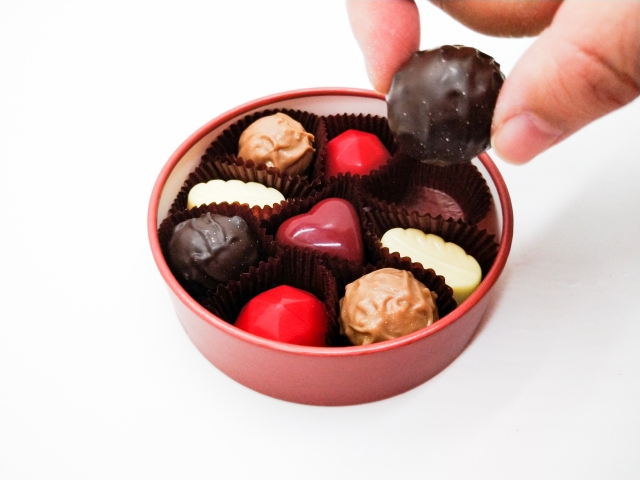 チョコを食べているイメージ画像