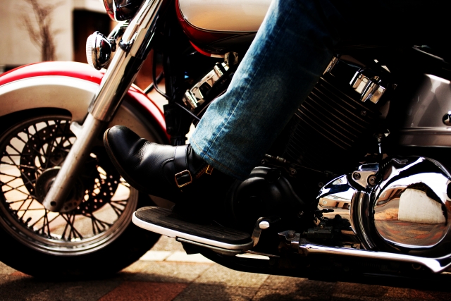 バイクにまたがっている足元の画像