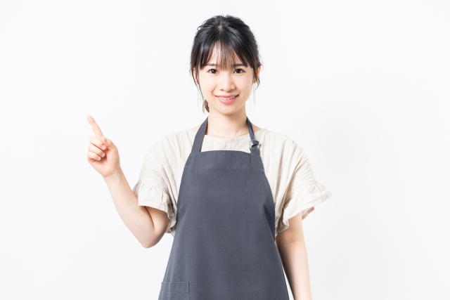 解説している女性