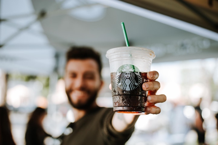 スターバックスコーヒーと男性
