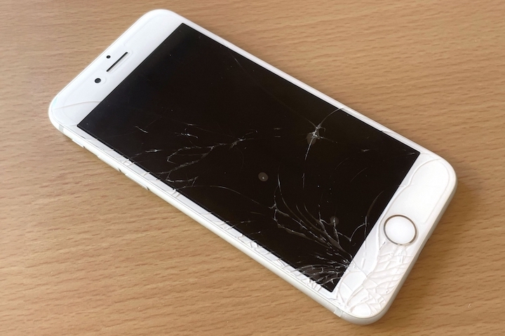 破損したスマホ