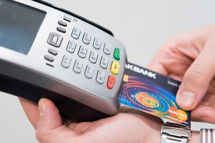 クレジットカードを機械で読み取っている様子
