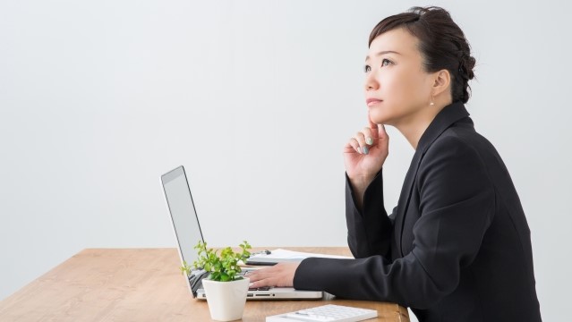 考える女性