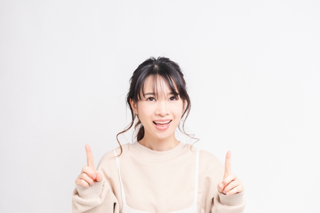 説明している女性
