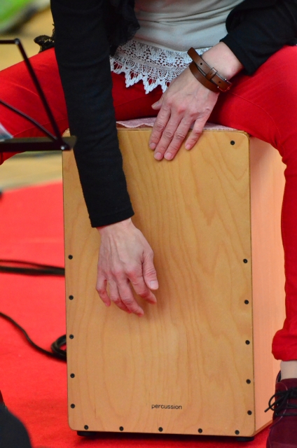 カホンをたたいている画像