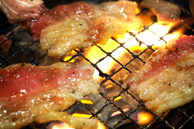 お肉を焼いている画像