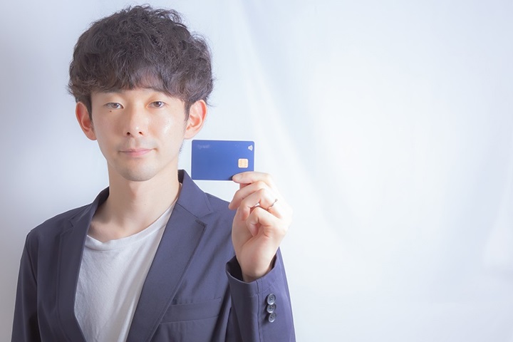 クレカを持つ男性