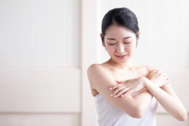 肌を触っている女性の写真