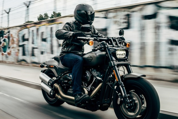 フルフェイスのヘルメットをかぶってバイクに乗る人