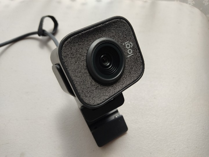 ロジクールStreamCam C980GRを横向きにセットした写真
