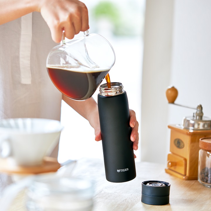 黒のボトルにコーヒーを入れている様子