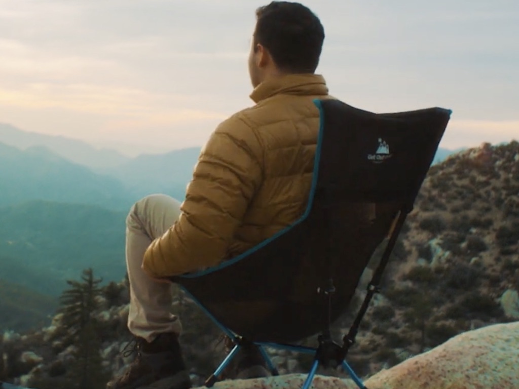 トレッキングポールがイスに早変わり？登山を身軽にするアウトドア