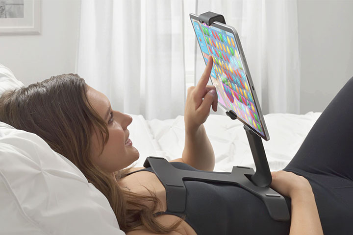 最高にダラダラできる！ 寝ながらスマホが使えるスタンド「TSTAND 2