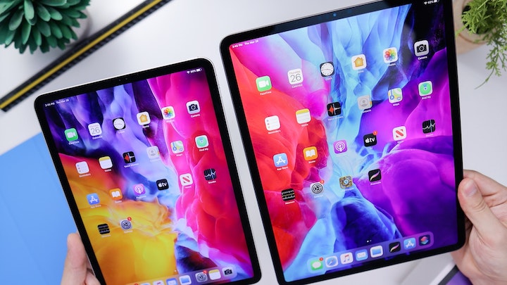 iPadを比べている様子