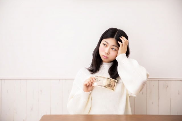 予算に悩む女性の画像