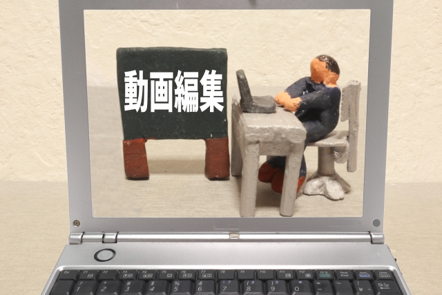 デスクで動画編集する画像