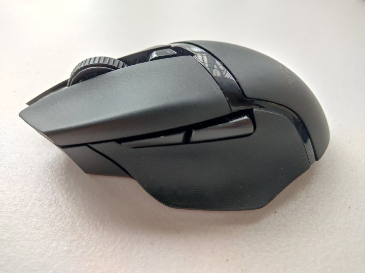 Razer Basilisk 左側からの写真