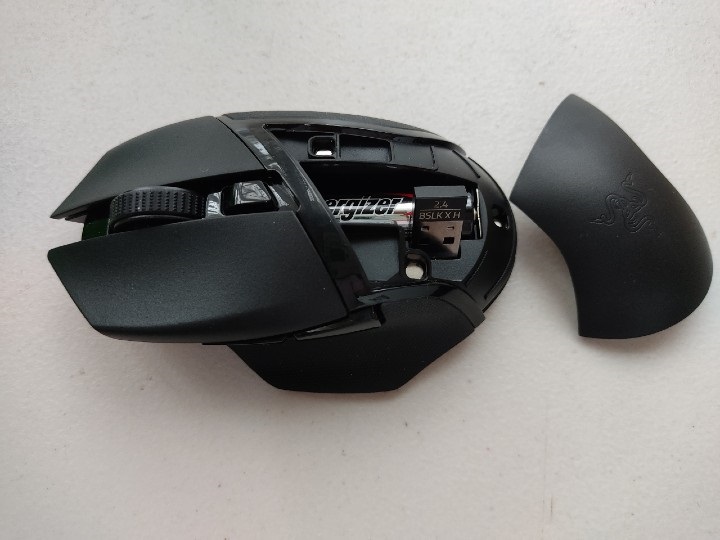 Razer Basiliskを開けた画像
