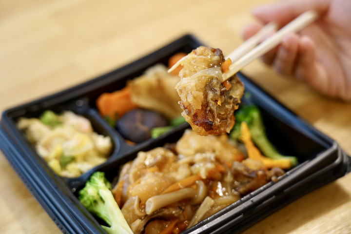 セブンミールセットを食べているシーン