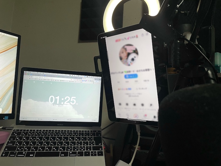 機材に接続したiPad Proの写真