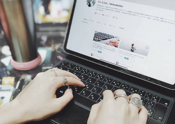 iPad Proで執筆を行っている写真