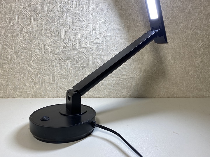 読書灯 スタンドライト SDLE07N12BKのアームを曲げた写真