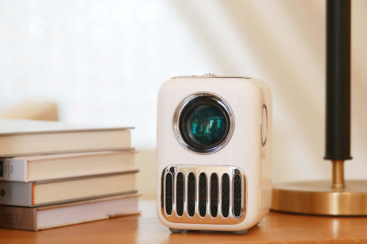 好きな場所で映画もゲームも楽しめる！ コンパクトプロジェクター「T2R