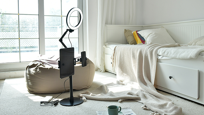 自撮りやWeb会議のクオリティが劇的アップ！1本で3役こなす撮影