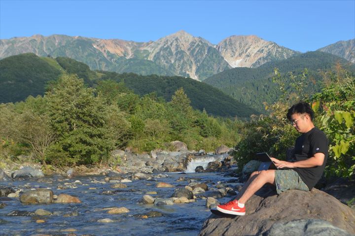 西出さんのエクストリームリモートワーク中の写真