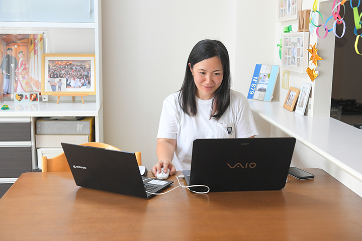 リモートワーク中の小山さん