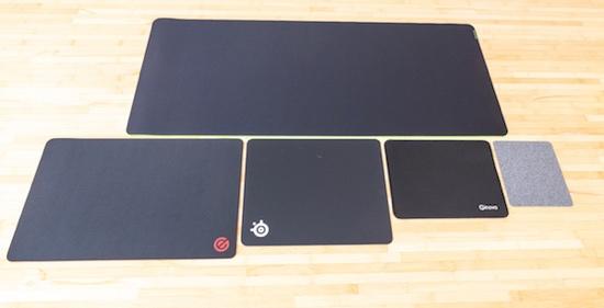 テーブルの上に並んだマウスパッド