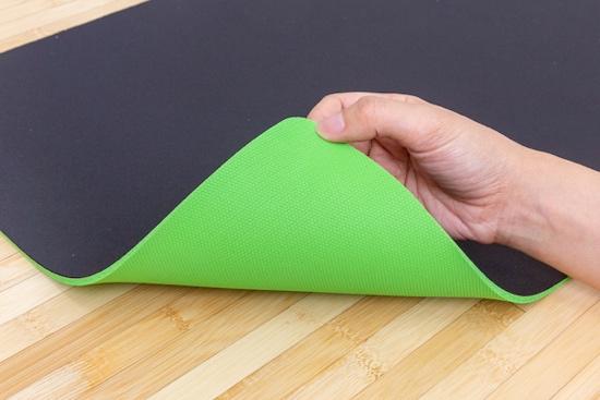 マウスパッドの裏側を確認している様子