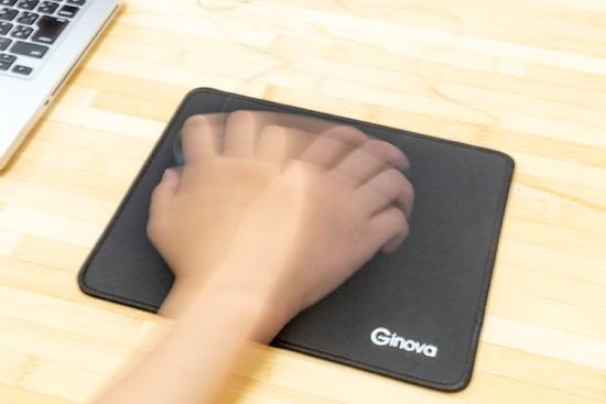 マウスパッドの上で手を素早く動かす様子