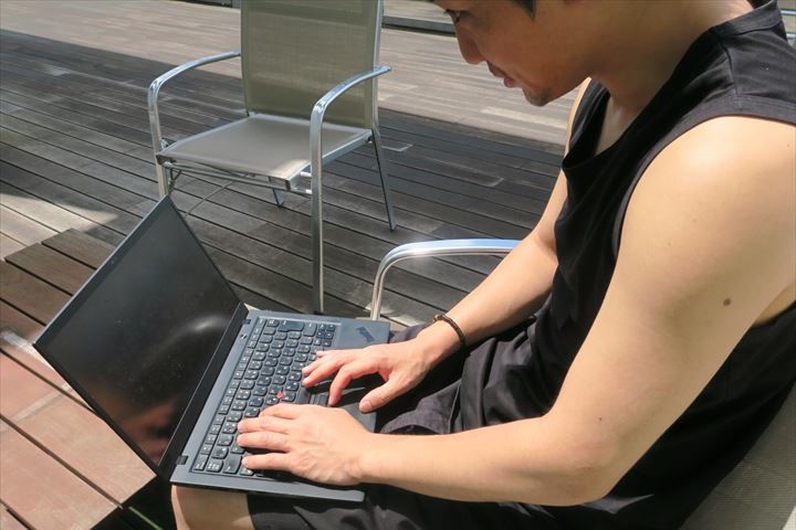 ラウンジで働くプレイライフ佐藤太一さん