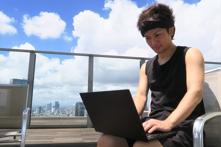 高層ビルが見えるアウトドアな環境がお気に入りの佐藤さん