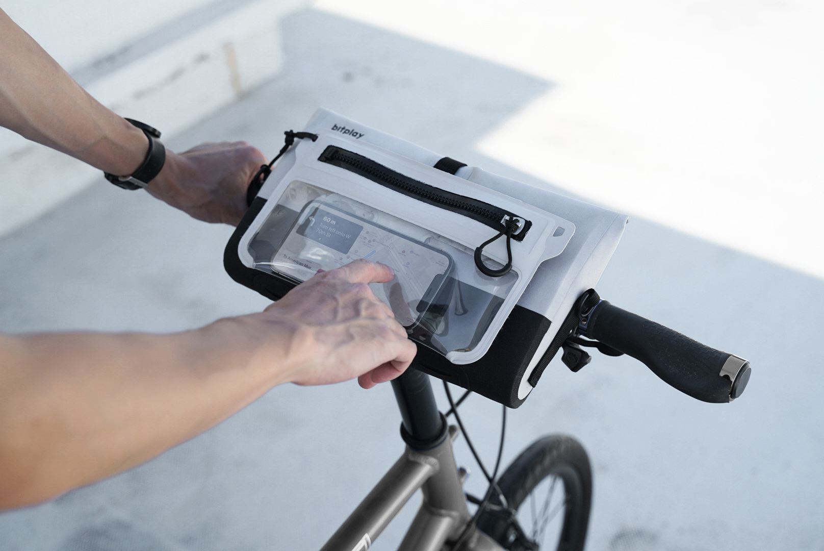 スマホ操作も可能 自転車用フレームバッグ 防水性で 防水性でスマホ操作も可能 自転車用フレームバッグ