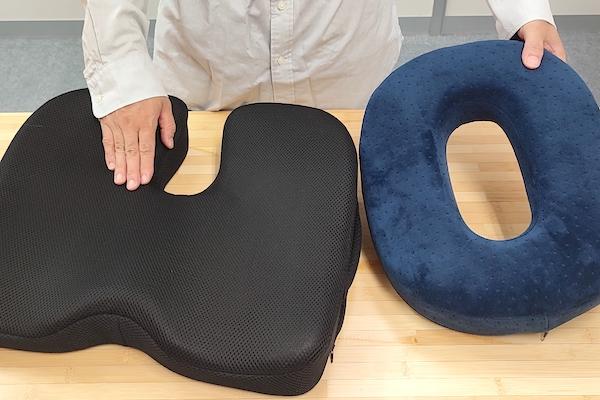 黒とブルーの穴あきタイプのクッション
