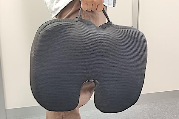 持ち運び用の持ち手がついているクッション