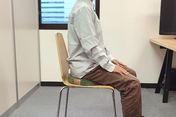 Shinnwaの低反発クッションに座る人